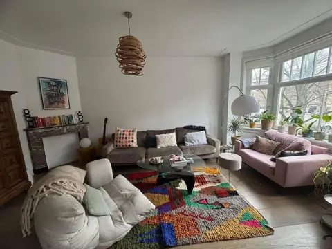 Woning aan de Van Tuyll van Serooskerkenweg te Amsterdam