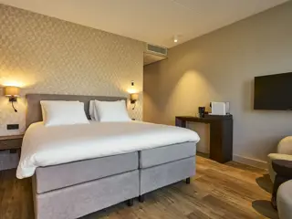 Stijlvolle ingerichte hotelkamer met regendouche