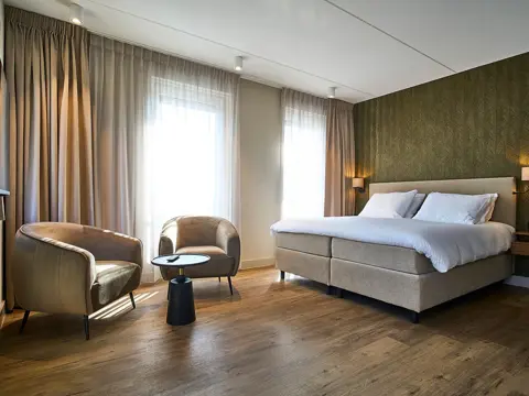 Ruime suite met riante badkamer met ligbad