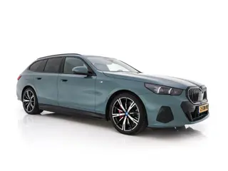 BMW i5 Touring eDrive40 84 kWh M-Sportpack [ 3-Fase ] (INCL.BTW) *HEAD-UP | LEATHER | FULL-LED | BOW