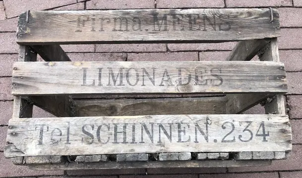 Zeer oude houten limonadekrat van Fa. Meens