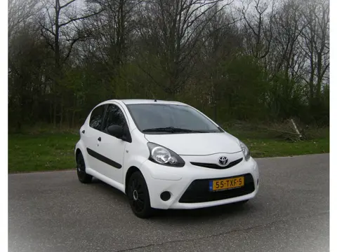 Toyota Aygo 1.0 VVT-i Access . 5 Deurs . weinig km . eerste eigenaar . nette auto .