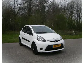 Toyota Aygo 1.0 VVT-i Access . 5 Deurs . weinig km . eerste eigenaar . nette auto .