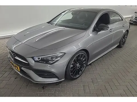 Mercedes-Benz CLA-klasse 180 AMG ORG.NED / PANORAMADAK / HEAD- UP / SFEERVERLICHTING / EL.STOELEN / 