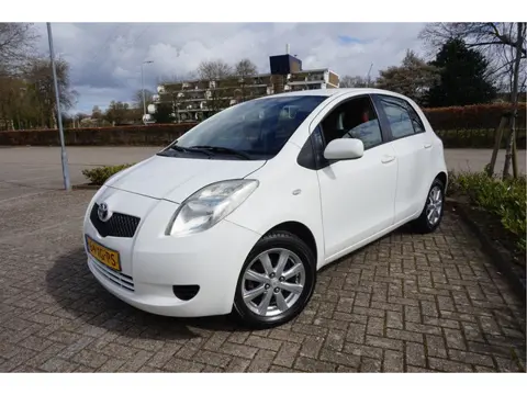 Toyota Yaris 1.3 VVTi Sol Leder interieur. 76000 km! Dealeronderhouden.