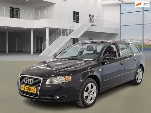 Audi A4 Avant 2.0 TFSIe NAVI PSENSOR 2 X SLEUTELS