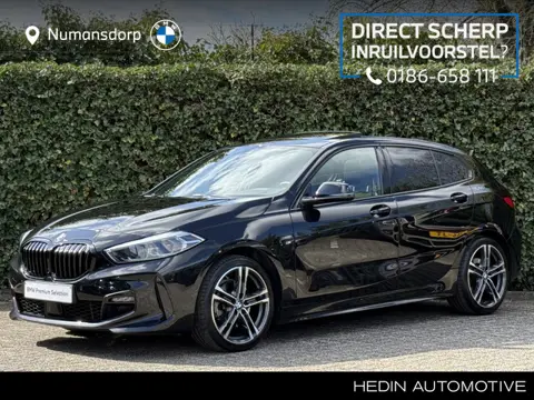 BMW 1-serie 118i | M-Sport | Panorama | 18'' | Stuur + Stoelverw. | Camera | Comfort Access