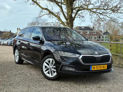 Skoda Octavia Combi 1.0 e-TSI Business Edition Plus | Half/Leder + Trekhaak + Cruise + Navi Nu € 13.