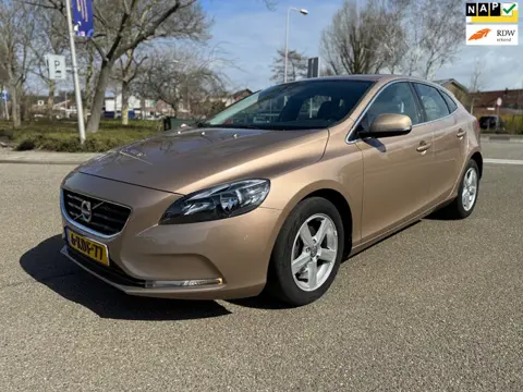 Volvo V40 1.6 D2 Momentum / airco / cruise.control / navi / camera / pdc / nap…..