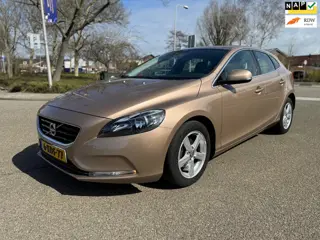 Volvo V40 1.6 D2 Momentum / airco / cruise.control / navi / camera / pdc / nap…..