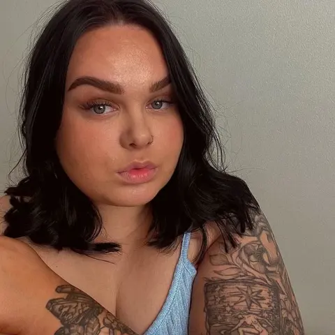 Zelfverzekerde vrouw met zachte kanten zoekt echte klik