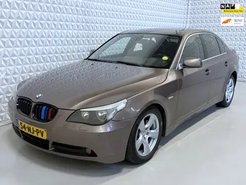 BMW 5-serie 520i Executive 6-cilinder Sedan / AUTOMAAT (2003)