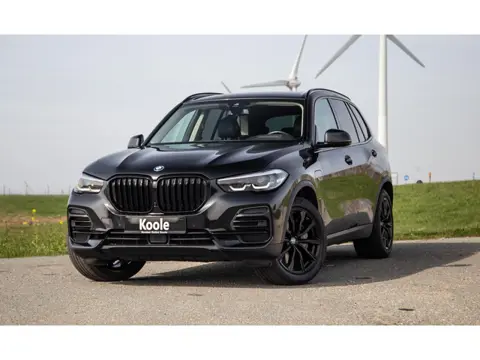 BMW X5 xDrive45e CARPLAY / CAMERA / DEALER ONDERHOUDEN /  LEER / STOELVERWARMING / BLACK ON BLACK