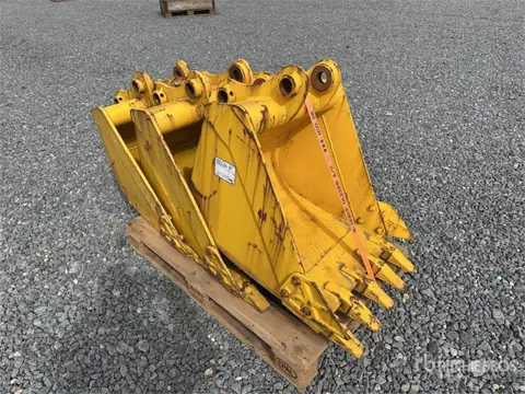 QUANTITY of (3) 700 mm Digging Bucket