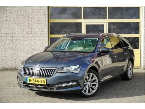 Škoda Superb Combi 1.5 TSI ACT 150PK! Automaat Business Edition BJ2020 Lmv 18" | Led V+A | Pdc | Key