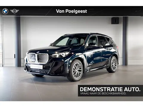BMW iX1 eDrive20 | M Sport | Stoelverwarming | Premium Pack | Achteruitrijcamera |