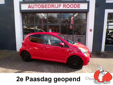 Toyota Aygo 1.0-12V 5-drs Automaat Red Navigator AIRCO,NIEUWE APK !! " 2e PAASDAG OPEN "