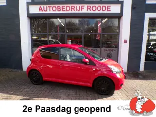Toyota Aygo 1.0-12V 5-drs Automaat Red Navigator AIRCO,NIEUWE APK !! " 2e PAASDAG OPEN "