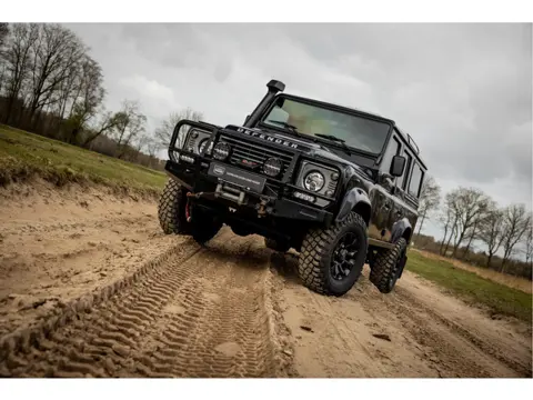 Land Rover Defender 2.2 Tdci Station Wagon (bj 2015)