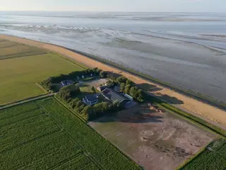 Ruime camperplaats net buiten de Cocksdorp en dichtbij de Waddenzee