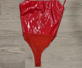 Rode latex bodysuit gedragen maat M t.me/CSSAMISS