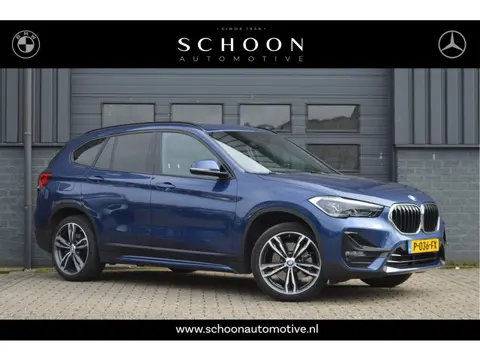BMW X1 xDrive20i High Executive | PANO | HUD | KEYLESS | CAM | TREKHAAK |