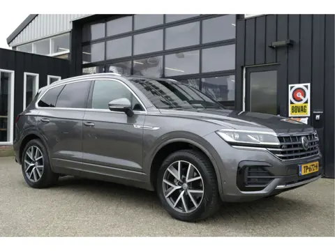 Volkswagen Touareg 3.0 TDI R-Line Automaat | NL-Auto | Trekhaak | Dealer Onderhouden | Carplay | Cam