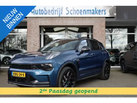 Lynk & Co 01 1.5 MY23! BLACKLINE! 6.6Kwh LADEN! ZWARTE-HEMEL ROLHOES MY23 360-CAMERA PANO/SCHUIF INF