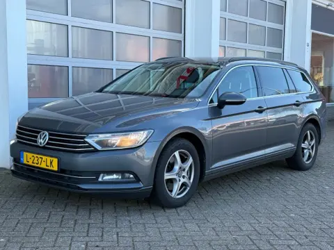 VOLKSWAGEN PASSAT 1.6 TDI Connected Series Aut. Navi Camera Trekhaak EXPORT!