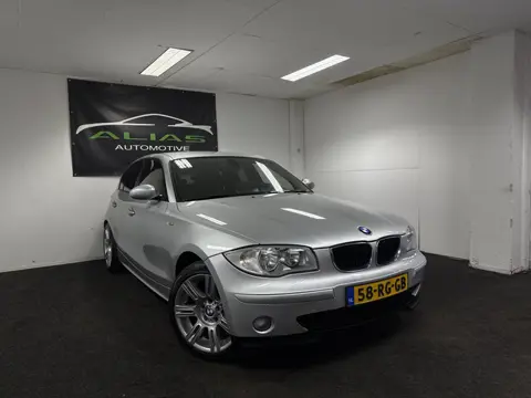 BMW 1-serie BMW 1-serie 118i High Executive - Navi - Carplay - Automaat - APK 2027 - NAP!
