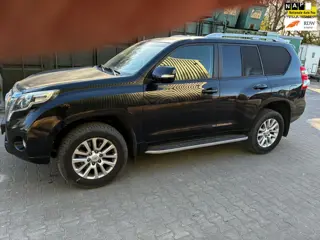 Toyota Land Cruiser 2017 * 2.8 D-4D-F SX Window Van * SIDE BARS * NAVI * GRIJS KENTEKEN