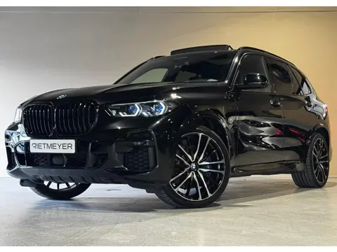 BMW X5 xDrive45e M-sport High Executive |Pano |Carbon int. |M perf. zetels |Skylounge |Luchtvering |