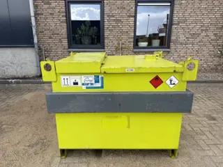 Kiwa IBC Steenbergen 750 liter Dieseltank Milieutank met handpomp