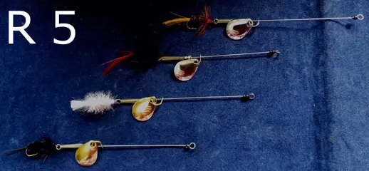 Deel 2) 2 sets van elk 4 stuks Forel Ruisvoorn Baarsspinners met vlieg