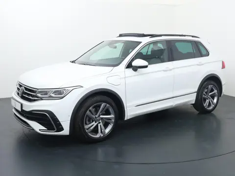 Volkswagen Tiguan 1.4 TSI eHybrid R-Line Business+ | 245 PK | SoH 94% | Panoramadak | Matrix LED kop