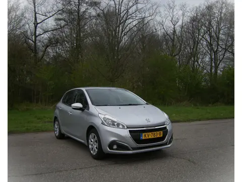 Peugeot 208 1.2 PureTech Blue Lion 5 Drs . Airco . Carplay . Elec ramen . Navigatie . enz