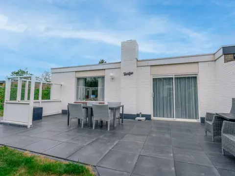 Fraaie bungalow met sfeerhaard in het bos nabij strand en De Koog