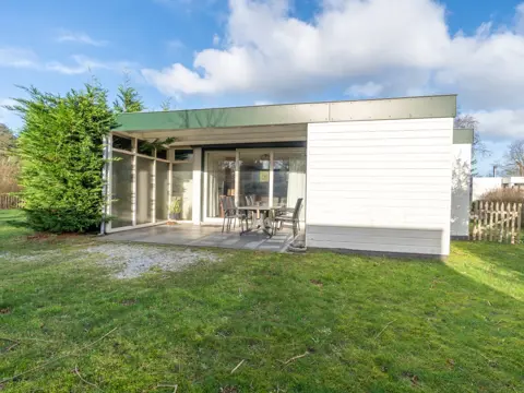 Vrijstaande bungalow met grote tuin aan de rand van het bos