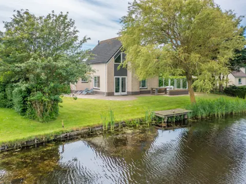 Zonnig ruim vakantiehuis met riante tuin aan het water in De Koog