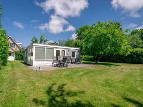 Vrijstaande bungalow met riante tuin midden in het bos
