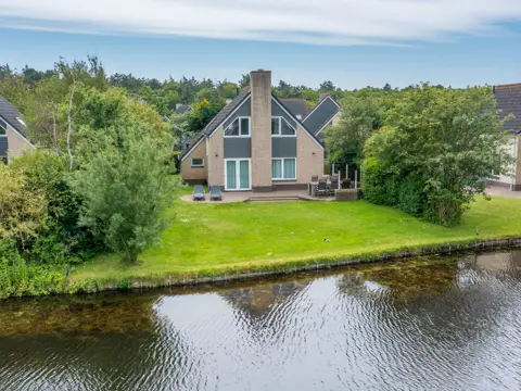 Ruim vakantiehuis met sauna gelegen aan het water in De Koog