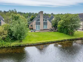 Ruim vakantiehuis met sauna gelegen aan het water in De Koog