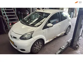Toyota Aygo 1.0-12V Xcite White inruil auto met airco!