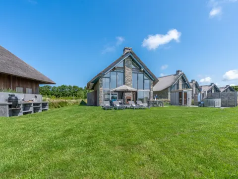 Luxe duurzame villa met Hottub vlakbij van De Koog