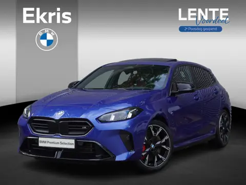 BMW 1 Serie M135 xDrive M Sportpakket Pro | Glazen Panoramadak | BMW Head-Up Display | Harman-Kardon