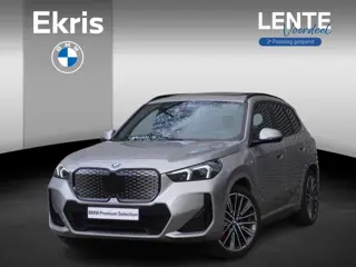 BMW iX1 eDrive20 M Sportpakket Pro | Comfort Pack | 20 inch Multispaak (Styling 869) | Glazen panora