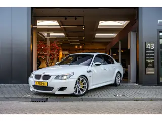 BMW 5-serie M5 in Alpine White|1e Lak |kettingspannerupgrade|Hud|Legendarisch