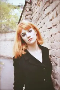 Verlegen meisje zoekt attente jongen.