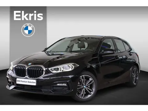 BMW 1 Serie 118i | SportLine | Leder | Stoelverwarming | Camera | Parkeersensoren voor en achter