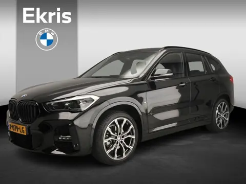 BMW X1 sDrive18i Handbak !! | M-Sportpakket | LED | HUD | Stoelverwarming | Lendesteun | Sportstoele